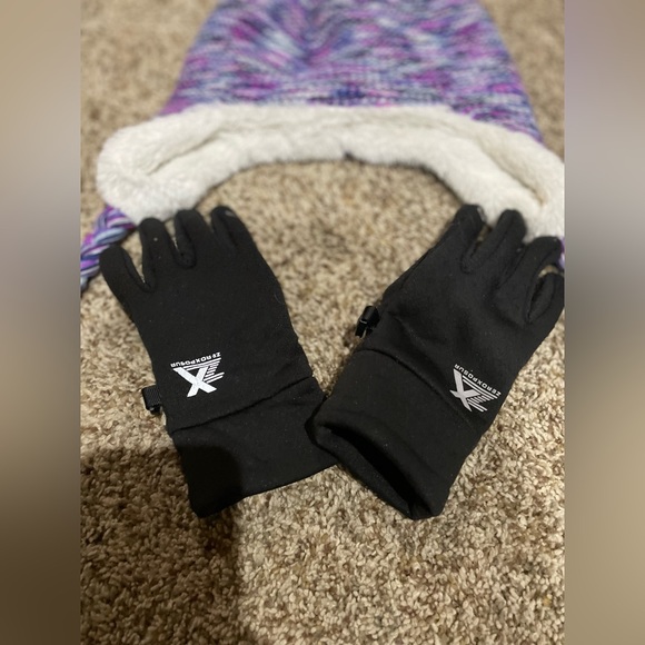 Girls Hat and Gloves - Picture 2 of 9